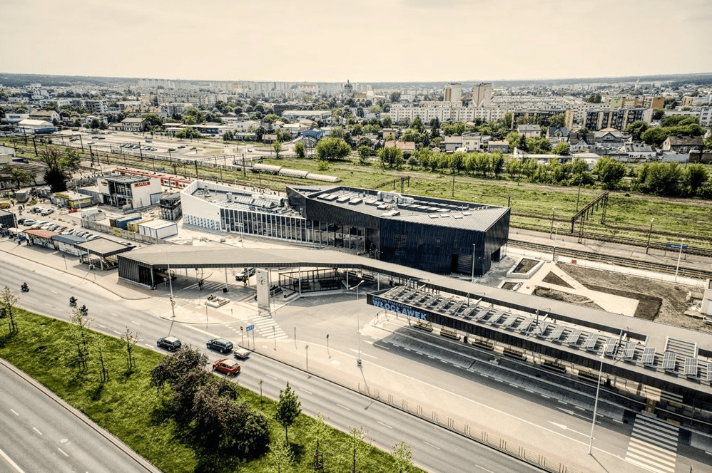 Czarna bryła dworca we Włocławku dostarcza wszystkiego, co jest niezbędne do wygodnego podróżowania. 